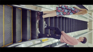 Самый захватывающий выстрел в MV, возможно, сцена Сео Ингука и его любовника, поднимающегося на эскалатор