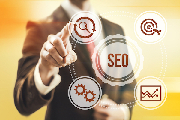 SEO to skrót od Search Engine Optimization (Optymalizacja dla wyszukiwarek) i odnosi się do techniki marketingu internetowego, która pomaga stronom internetowym osiągnąć wyższe stopnie zarówno w organicznym, jak i płatnym wyszukiwaniu online