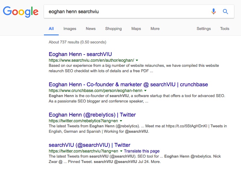 Oto wynik wyszukiwania dla zapytania „eoghan henn searchviu”, zanim dodaliśmy kanoniczny tag z GTM: