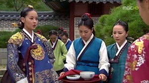 Для достижения своей цели они планируют использовать неопытность новой королевы Ин-Вон (   О Ён Сео   ) и вывести молодого принца из дворца, где его будет легче убить
