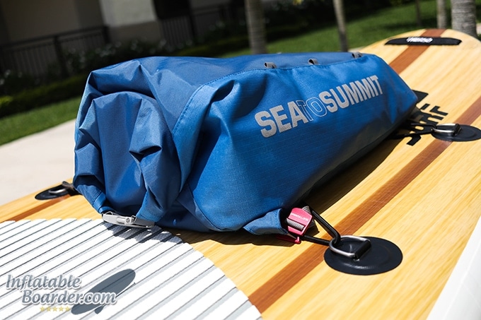 SUP Deck Bag от Sea to Summit - отличный выбор, если вам нужно держать свое снаряжение сухим во время катания на байдарках