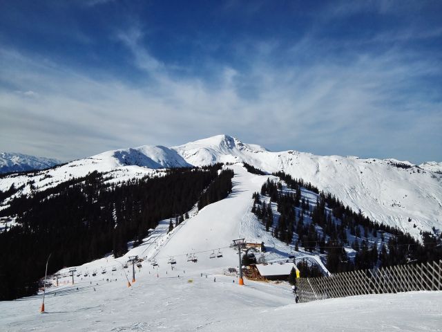 На вершине горы есть большая терраса для вечеринок с музыкой, бар, все, что нужно сделать после хорошего катания на лыжах, идеальное место для отдыха в конце дня, и даже если этого недостаточно, вечернее катание на лыжах возможно во вторник и среду