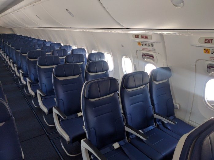 Самые тихие места (шум самолетов, не шум пассажиров) - ряды с 4 по 8   Большая часть места для ног - 16A и F (выходной ряд без сиденья спереди) или ряд 14 (выходной ряд, но не откидывающийся)