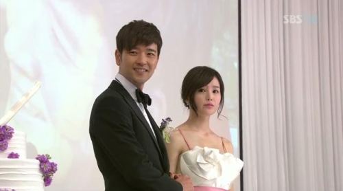 З вже встановленою датою весілля, Мін Хо зробив свою офіційну пропозицію Джи Хюну з солодким чоловічим жестом на колінах з квітами на руках